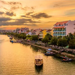 Lantana Riverside Boutique & Hotel
